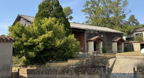 Grande maison,  grandes dépendances et grand terrain !