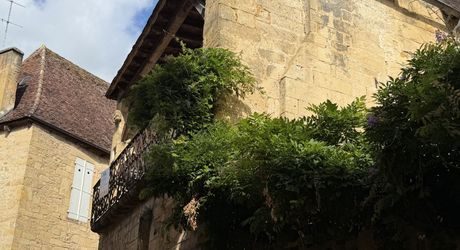 Un immeuble d'exception à Sarlat : l'art de vivre périgourdin comme projet d'investissement. Vidéos sur demande