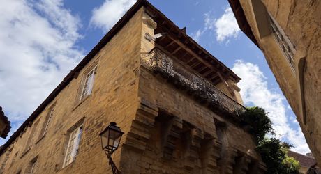 Un immeuble d'exception à Sarlat : l'art de vivre périgourdin comme projet d'investissement. Vidéos sur demande