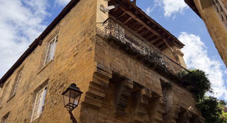Un immeuble d'exception à Sarlat : l'art de vivre périgourdin comme projet d'investissement. Vidéos sur demande