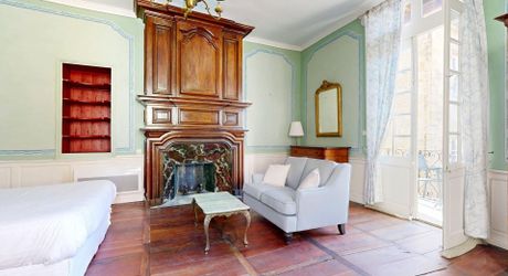 Un immeuble d'exception à Sarlat : l'art de vivre périgourdin comme projet d'investissement. Vidéos sur demande