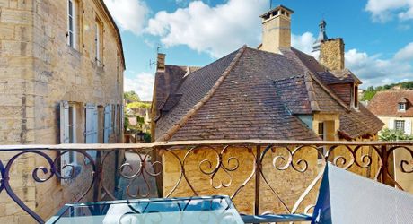Un immeuble d'exception à Sarlat : l'art de vivre périgourdin comme projet d'investissement. Vidéos sur demande
