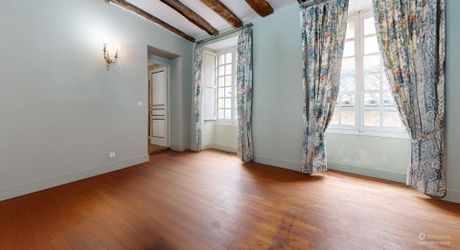 L'Étage Noble : Quand la Forteresse du XIIIe devient Espace d'Apparat – Sarlat Centre. Visite virtuelle sur demande