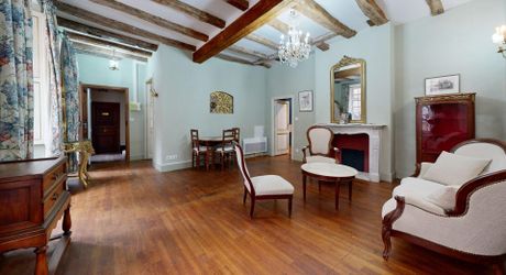 L'Étage Noble : Quand la Forteresse du XIIIe devient Espace d'Apparat – Sarlat Centre. Visite virtuelle sur demande