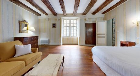 L'Étage Noble : Quand la Forteresse du XIIIe devient Espace d'Apparat – Sarlat Centre. Visite virtuelle sur demande