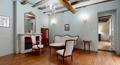 L'Étage Noble : Quand la Forteresse du XIIIe devient Espace d'Apparat – Sarlat Centre. Visite virtuelle sur demande