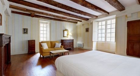 L'Étage Noble : Quand la Forteresse du XIIIe devient Espace d'Apparat – Sarlat Centre. Visite virtuelle sur demande