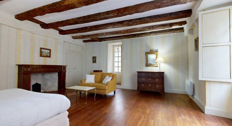 L'Étage Noble : Quand la Forteresse du XIIIe devient Espace d'Apparat – Sarlat Centre. Visite virtuelle sur demande
