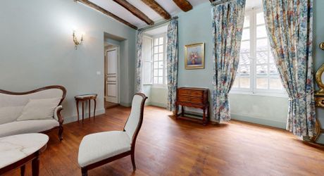 L'Étage Noble : Quand la Forteresse du XIIIe devient Espace d'Apparat – Sarlat Centre. Visite virtuelle sur demande