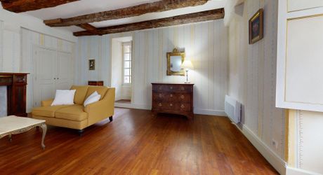 L'Étage Noble : Quand la Forteresse du XIIIe devient Espace d'Apparat – Sarlat Centre. Visite virtuelle sur demande