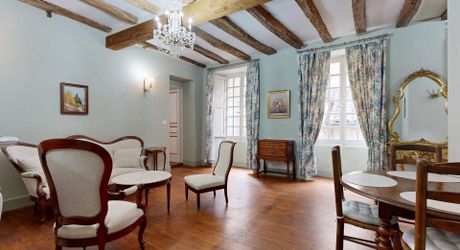 L'Étage Noble : Quand la Forteresse du XIIIe devient Espace d'Apparat – Sarlat Centre. Visite virtuelle sur demande