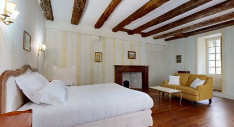 L'Étage Noble : Quand la Forteresse du XIIIe devient Espace d'Apparat – Sarlat Centre. Visite virtuelle sur demande