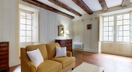 L'Étage Noble : Quand la Forteresse du XIIIe devient Espace d'Apparat – Sarlat Centre. Visite virtuelle sur demande
