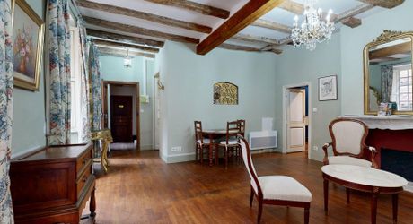 L'Étage Noble : Quand la Forteresse du XIIIe devient Espace d'Apparat – Sarlat Centre. Visite virtuelle sur demande