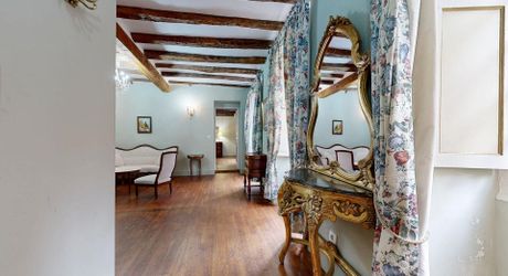 L'Étage Noble : Quand la Forteresse du XIIIe devient Espace d'Apparat – Sarlat Centre. Visite virtuelle sur demande