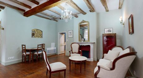 L'Étage Noble : Quand la Forteresse du XIIIe devient Espace d'Apparat – Sarlat Centre. Visite virtuelle sur demande