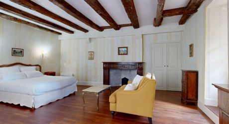 L'Étage Noble : Quand la Forteresse du XIIIe devient Espace d'Apparat – Sarlat Centre. Visite virtuelle sur demande