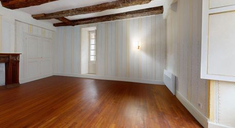 L'Étage Noble : Quand la Forteresse du XIIIe devient Espace d'Apparat – Sarlat Centre. Visite virtuelle sur demande