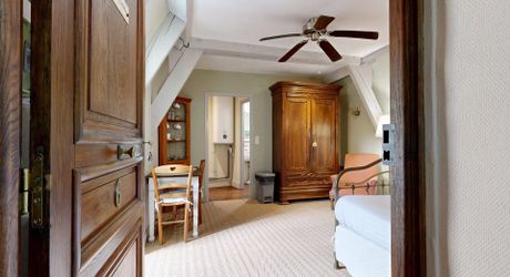 Sous les toits du centre historique, Studio de charme (26 m²) parfait pied-à-terre ou un investissement locatif au cœur de la ville. Visite virtuelle sur demande