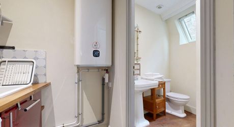 Sous les toits du centre historique, Studio de charme (26 m²) parfait pied-à-terre ou un investissement locatif au cœur de la ville. Visite virtuelle sur demande