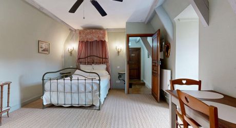 Sous les toits du centre historique, Studio de charme (26 m²) parfait pied-à-terre ou un investissement locatif au cœur de la ville. Visite virtuelle sur demande