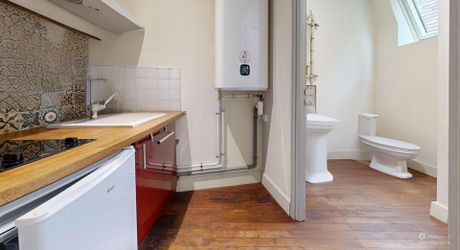 Sous les toits du centre historique, Studio de charme (26 m²) parfait pied-à-terre ou un investissement locatif au cœur de la ville. Visite virtuelle sur demande