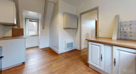Sarlat Centre – T2 de caractère au 3ème et dernier étage (Immeuble Classé). Visite virtuelle sur demande