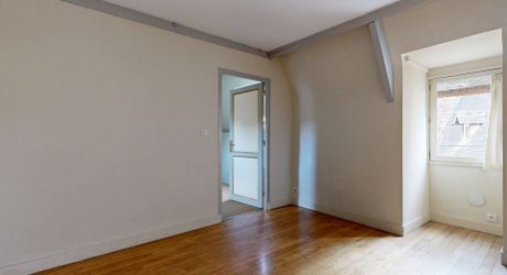 Sarlat Centre – T2 de caractère au 3ème et dernier étage (Immeuble Classé). Visite virtuelle sur demande