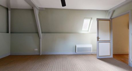 Sarlat Centre – T2 de caractère au 3ème et dernier étage (Immeuble Classé). Visite virtuelle sur demande