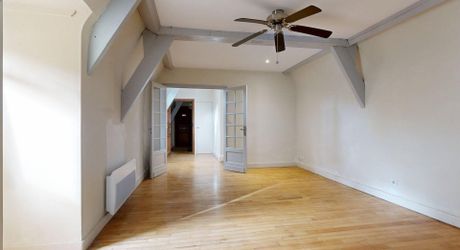 Sarlat Centre – T2 de caractère au 3ème et dernier étage (Immeuble Classé). Visite virtuelle sur demande