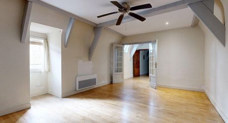 Sarlat Centre – T2 de caractère au 3ème et dernier étage (Immeuble Classé). Visite virtuelle sur demande