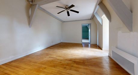 Sarlat Centre – T2 de caractère au 3ème et dernier étage (Immeuble Classé). Visite virtuelle sur demande