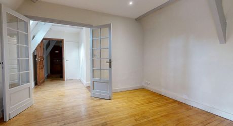 Sarlat Centre – T2 de caractère au 3ème et dernier étage (Immeuble Classé). Visite virtuelle sur demande