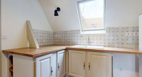 Sarlat Centre – T2 de caractère au 3ème et dernier étage (Immeuble Classé). Visite virtuelle sur demande