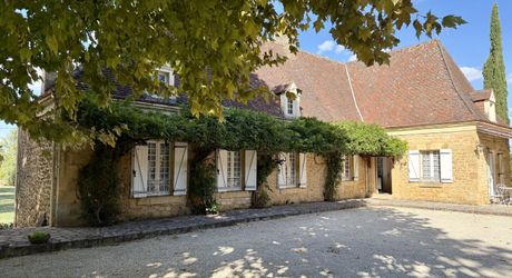Propriété en pierre avec dépendances et 4,3 hectares de prairies aux portes de Sarlat