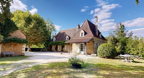 Propriété en pierre avec dépendances et 4,3 hectares de prairies aux portes de Sarlat