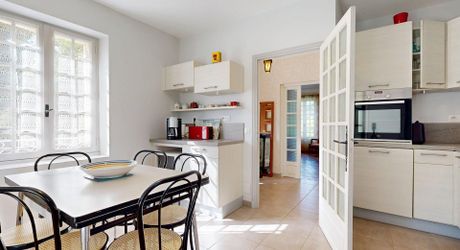 Propriété en pierre avec dépendances et 4,3 hectares de prairies aux portes de Sarlat