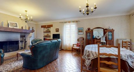 Propriété en pierre avec dépendances et 4,3 hectares de prairies aux portes de Sarlat