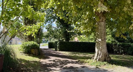 Propriété en pierre avec dépendances et 4,3 hectares de prairies aux portes de Sarlat