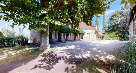 Propriété en pierre avec dépendances et 4,3 hectares de prairies aux portes de Sarlat