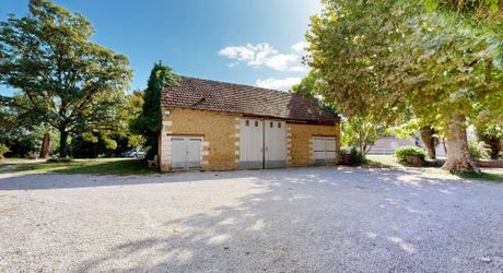 Propriété en pierre avec dépendances et 4,3 hectares de prairies aux portes de Sarlat