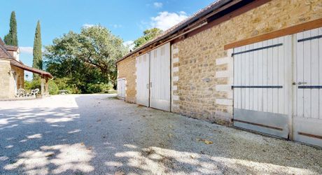 Propriété en pierre avec dépendances et 4,3 hectares de prairies aux portes de Sarlat