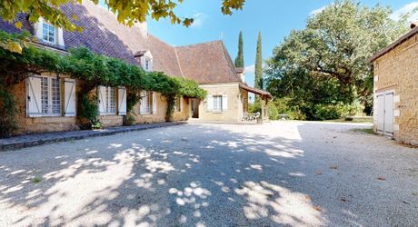 Propriété en pierre avec dépendances et 4,3 hectares de prairies aux portes de Sarlat