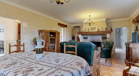 Propriété en pierre avec dépendances et 4,3 hectares de prairies aux portes de Sarlat