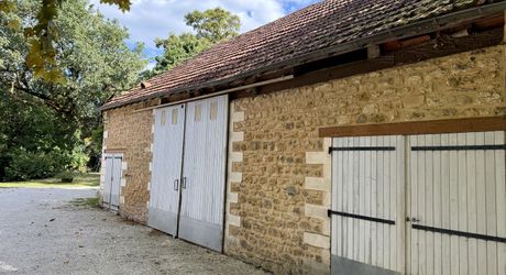 Propriété en pierre avec dépendances et 4,3 hectares de prairies aux portes de Sarlat