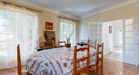 Propriété en pierre avec dépendances et 4,3 hectares de prairies aux portes de Sarlat