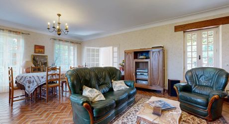 Propriété en pierre avec dépendances et 4,3 hectares de prairies aux portes de Sarlat
