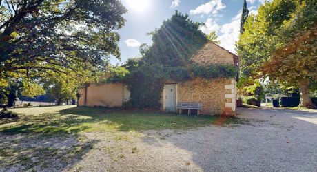 Propriété en pierre avec dépendances et 4,3 hectares de prairies aux portes de Sarlat