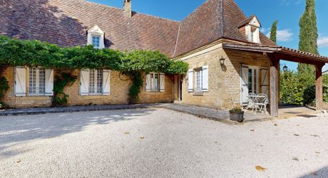 Propriété en pierre avec dépendances et 4,3 hectares de prairies aux portes de Sarlat