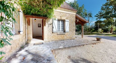 Propriété en pierre avec dépendances et 4,3 hectares de prairies aux portes de Sarlat